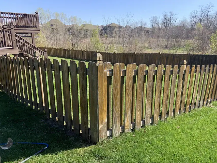 Soft washing fences before ksplash