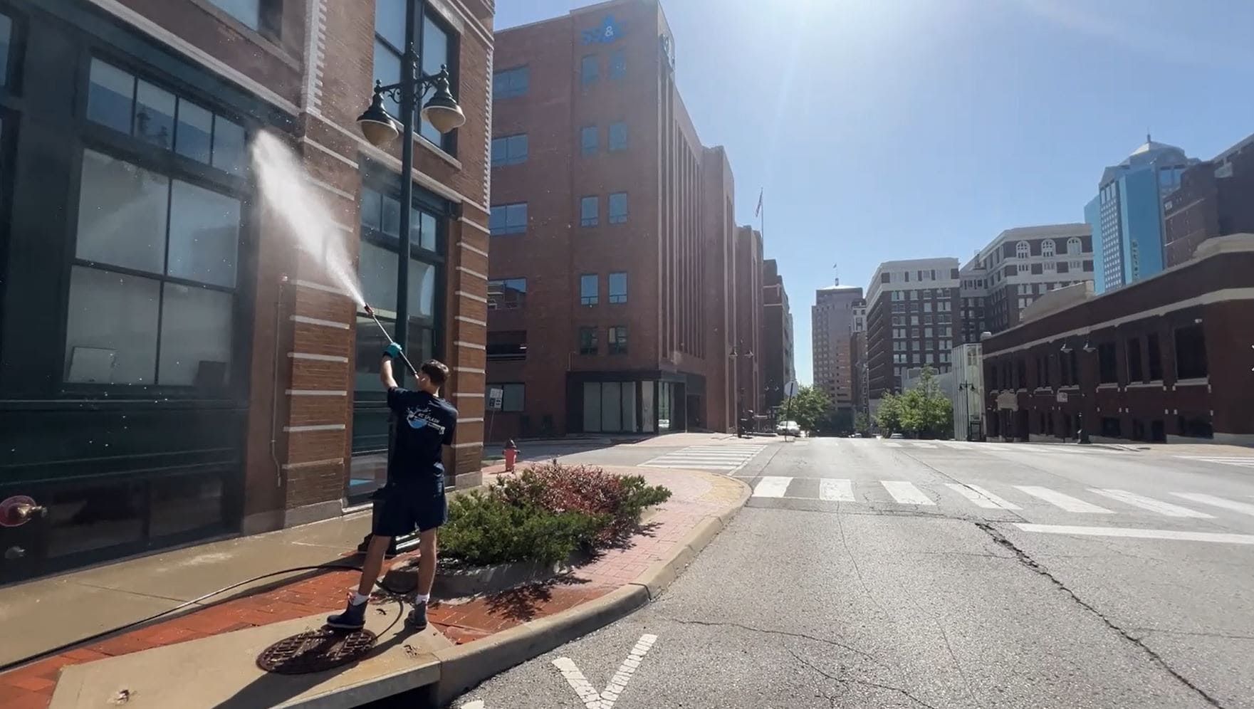 Building washing in Downtown Kansas City by KC Splash