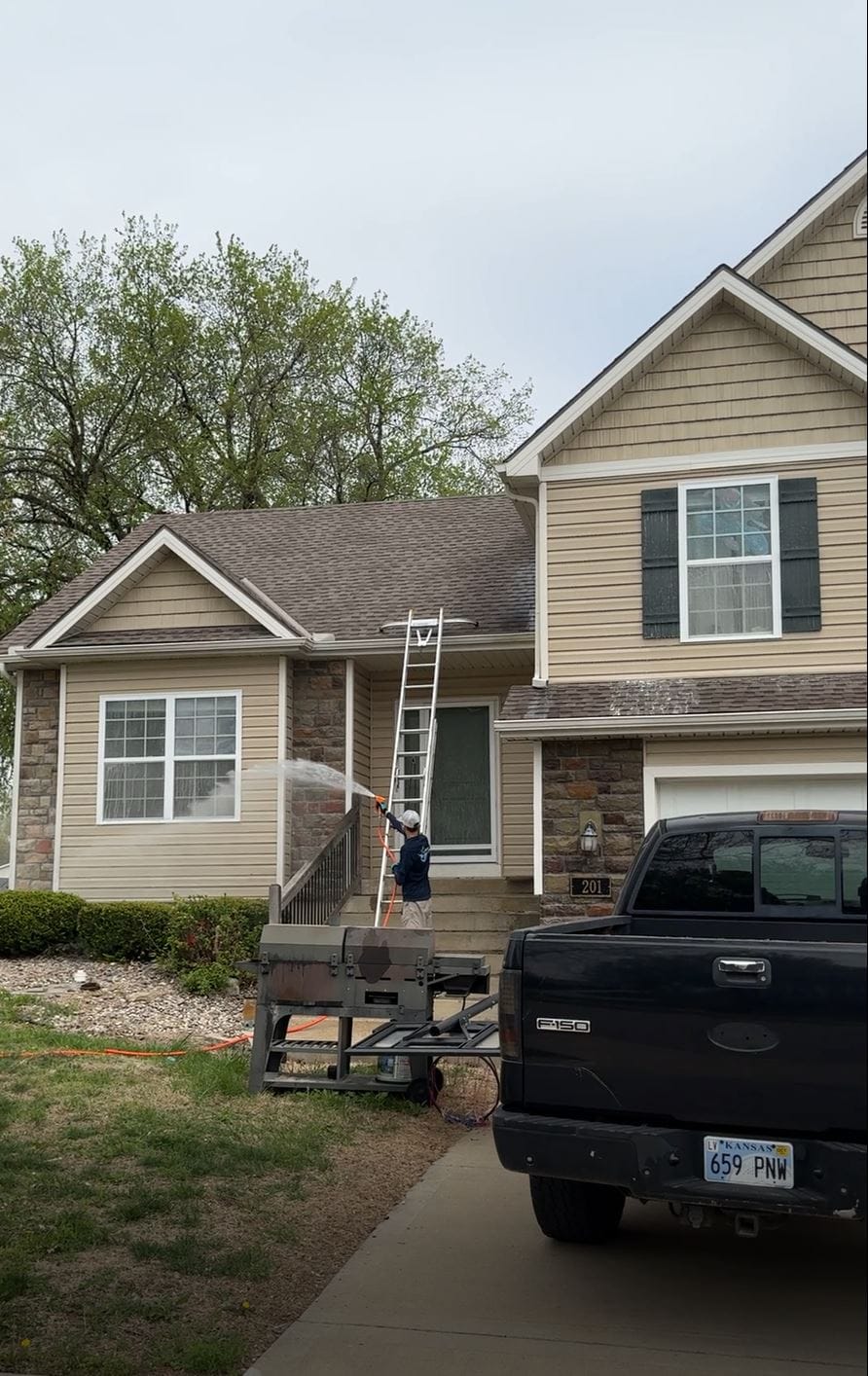 KC Splash crew rinsing Fort Leavenworth military housing siding