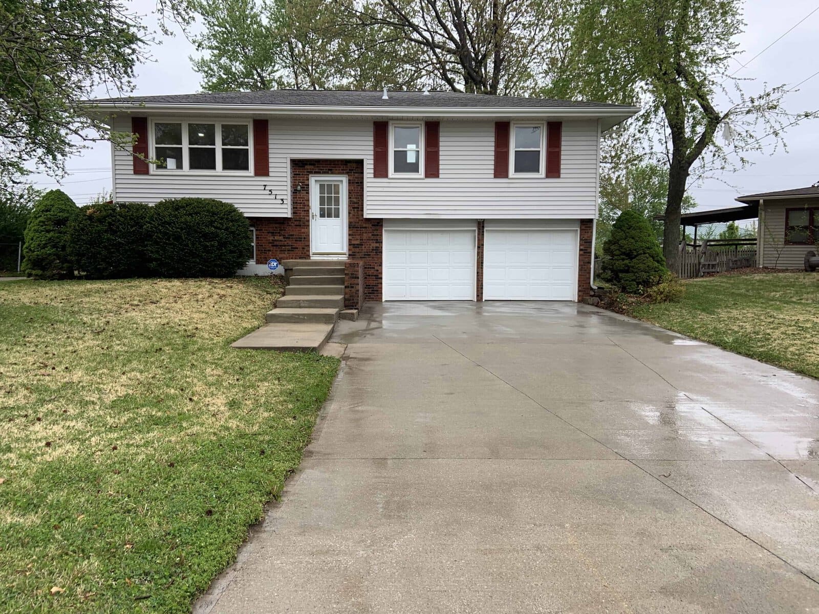Driveway surface cleaning in Gladstone, Missouri