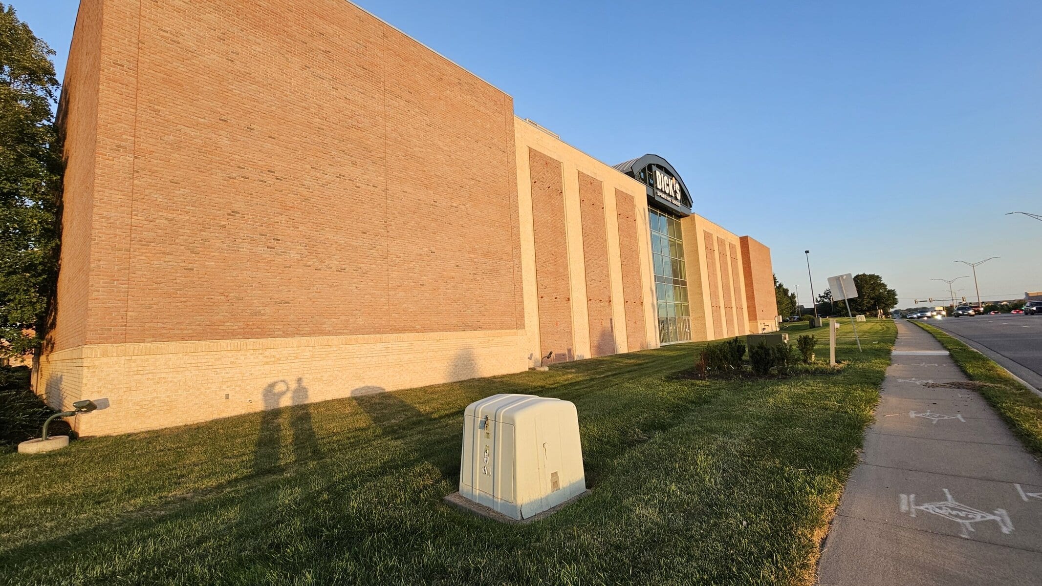 KC Splash MoFlo soft wash system treating Dick's Sporting Goods building facade