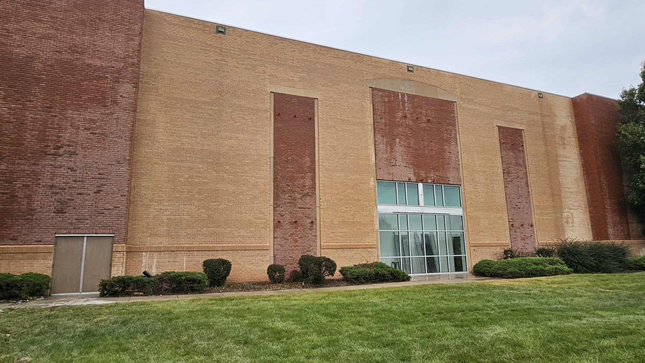 Dick's Sporting Goods building full wall width after KC Splash final soft wash pass