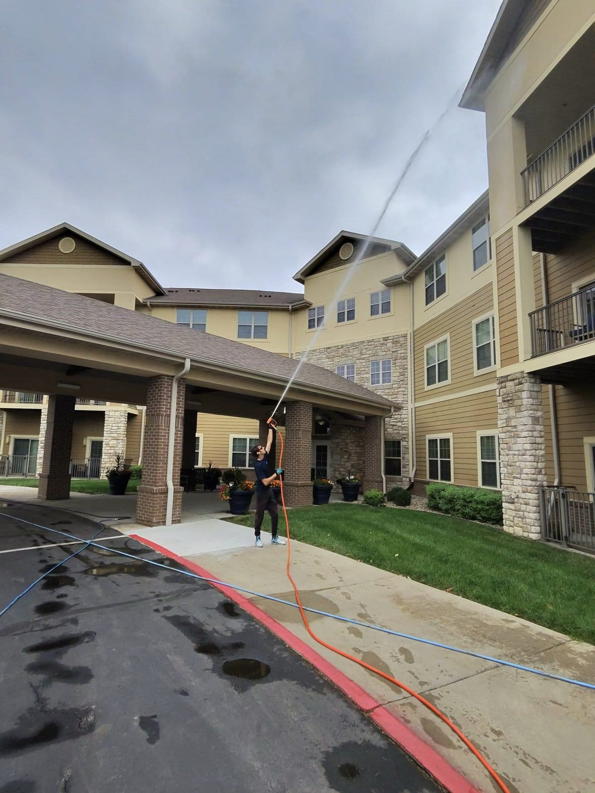 Commercial building washing in the Kansas City metro by KC Splash