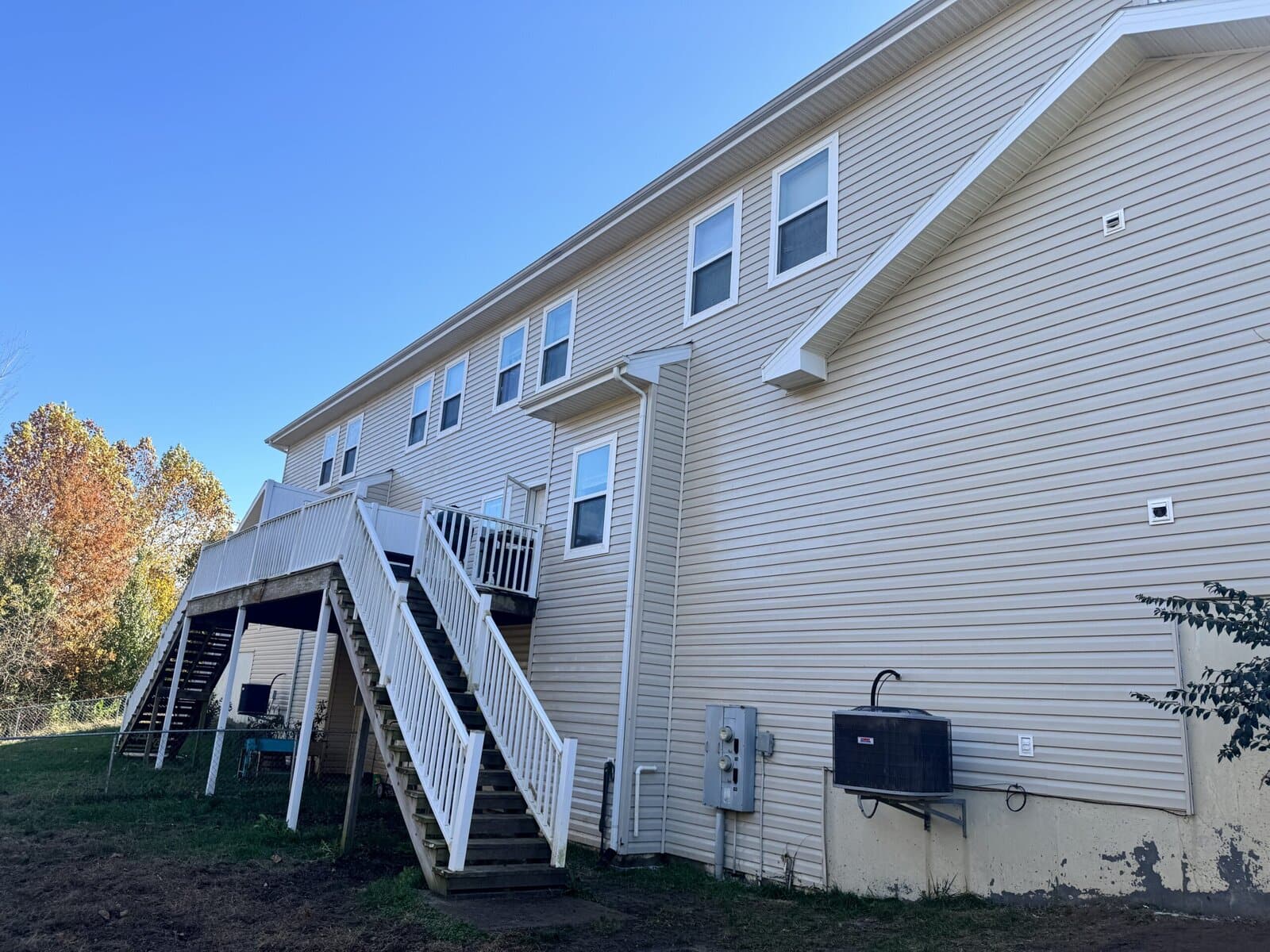 Fort Leavenworth military housing duplex after KC Splash soft wash — clean bright white vinyl siding