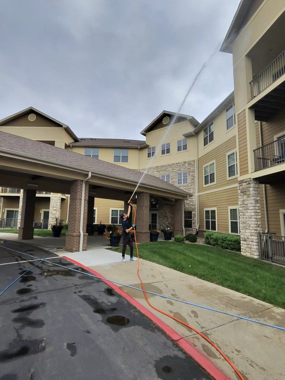 Two KC Splash crew members simultaneously washing upper floors of Parkway Senior Living Blue Springs MO